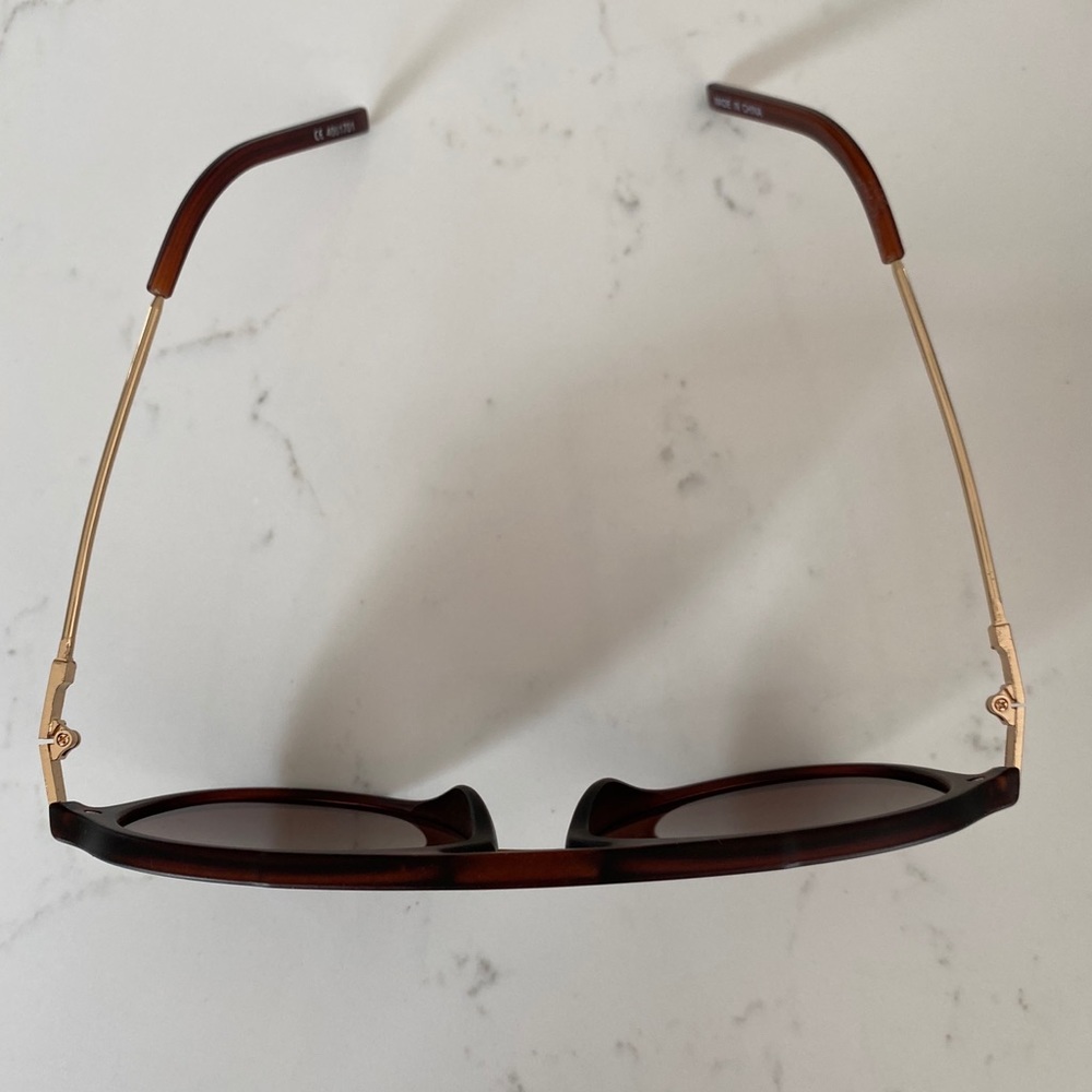 Brown sunglasses with gold detailing - Picture 4 of 4